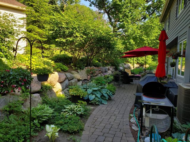 1001 Walden Court, Burnsville, MN 55337