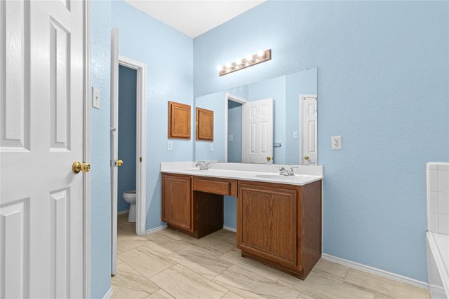 12652 Oakwood Circle, Fort Worth, TX 76040