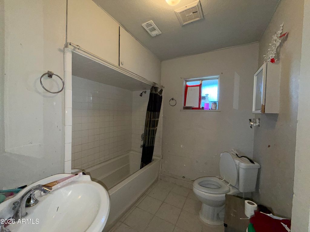 Image 4 of property listing at 6019 W ORANGEWOOD Avenue, Glendale, AZ 85301