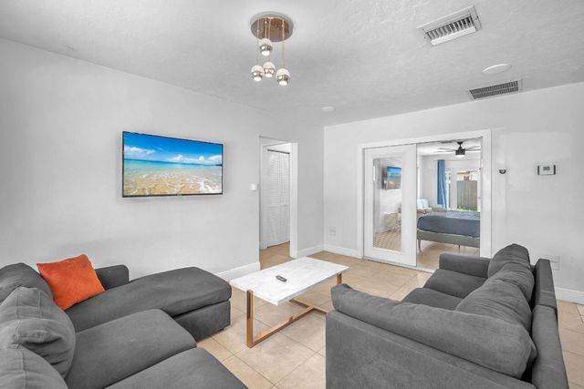 1121 N 66th Terrace, Hollywood, FL 33024