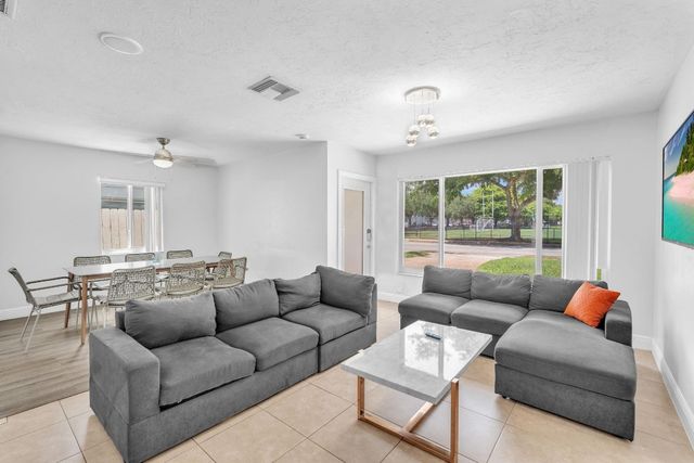 1121 N 66th Terrace, Hollywood, FL 33024