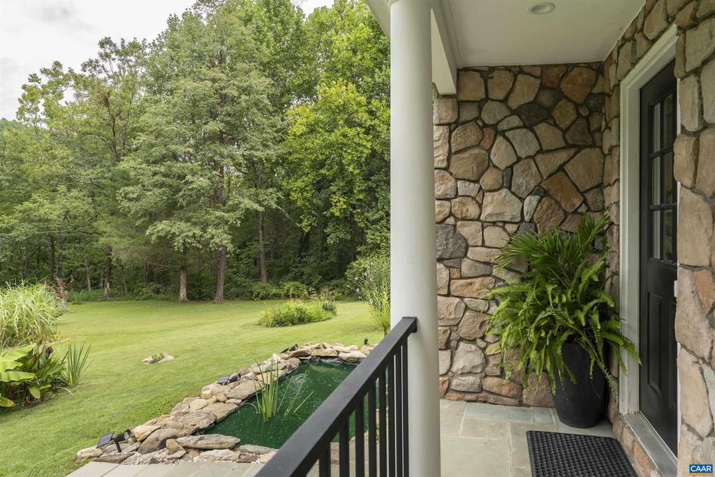 Image 6 of property listing at 5860 BEARWOOD RD, Crozet, VA 22932