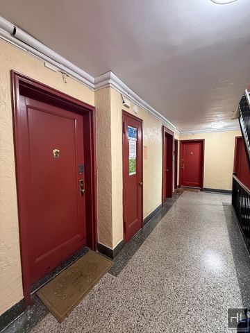 3960 52nd St Apt 6D, New York City, NY 11377