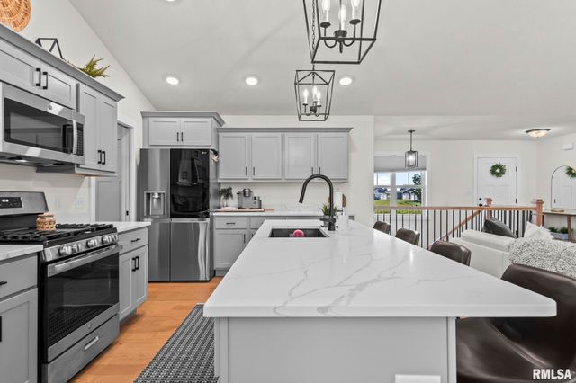 404 Hawks Nest Drive, Chatham, IL 62629