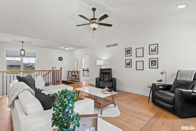 404 Hawks Nest Drive, Chatham, IL 62629