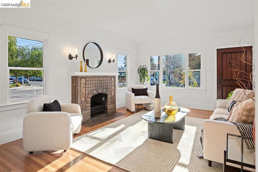 Image 6 of property listing at 496 496 Kenilworth Ave, San Leandro, CA 94577