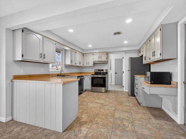 1605 Benham Drive, Fort Wayne, IN 46815