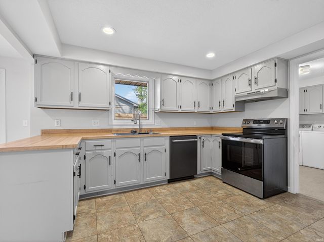 1605 Benham Drive, Fort Wayne, IN 46815