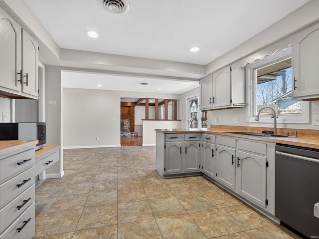 1605 Benham Drive, Fort Wayne, IN 46815