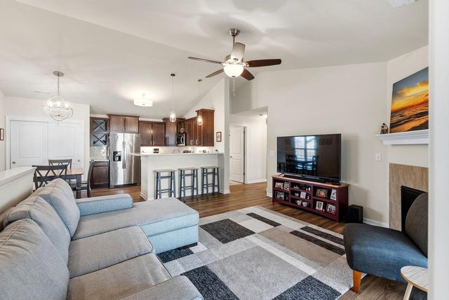 W197N16902 Stonewall DRIVE, Jackson, WI 53037