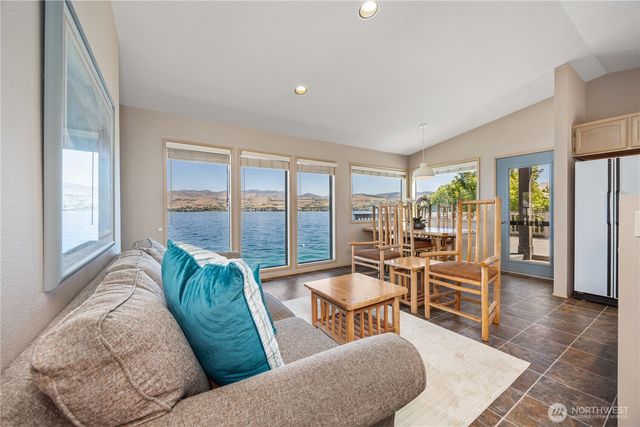 3150 S Lakeshore Road, Chelan, WA 98816