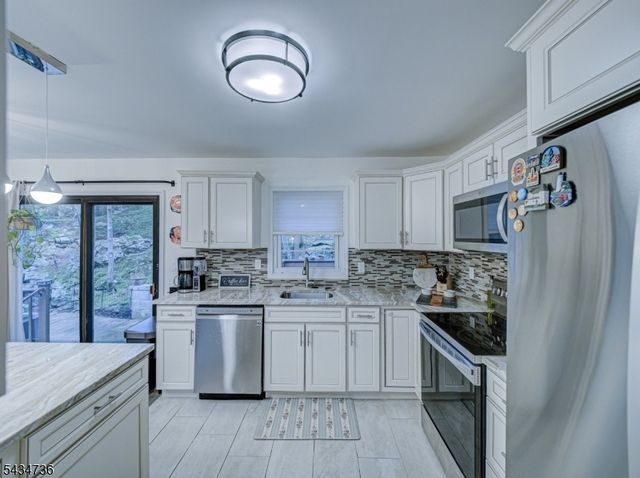 432 Lakeside Ave, Hopatcong Boro, NJ 07821