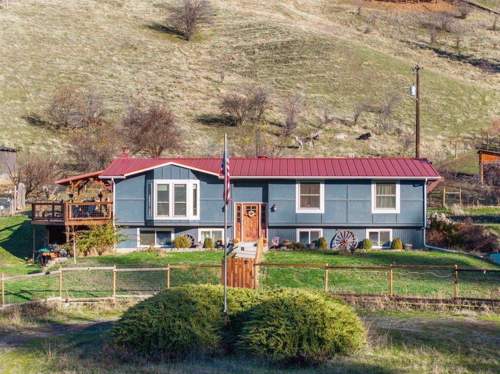3613 Martin Rd, Gifford, WA 99131