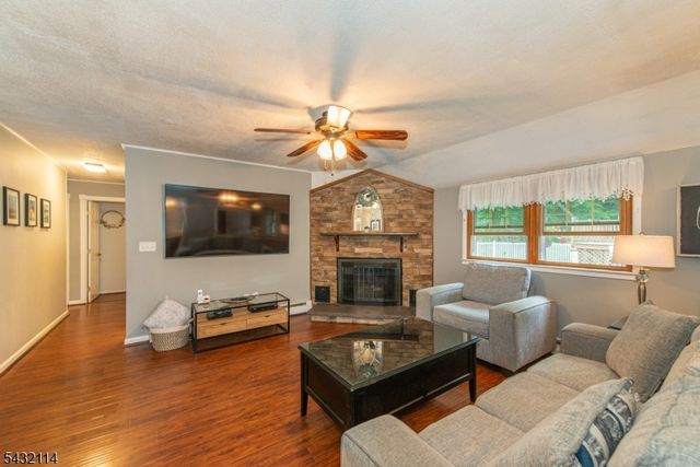 14 Stanley Pl, Mount Olive Twp., NJ 07828