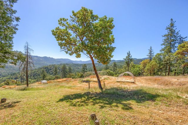 8080 E Antelope Road, Eagle Point, OR 97524