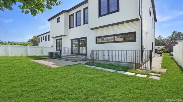 25 Red Maple Drive N, Wantagh, NY 11793