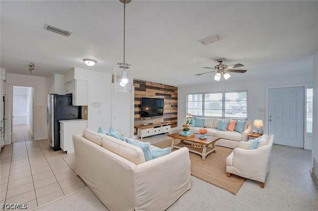 220 Punta Alta CT, Lehigh Acres, FL 33936