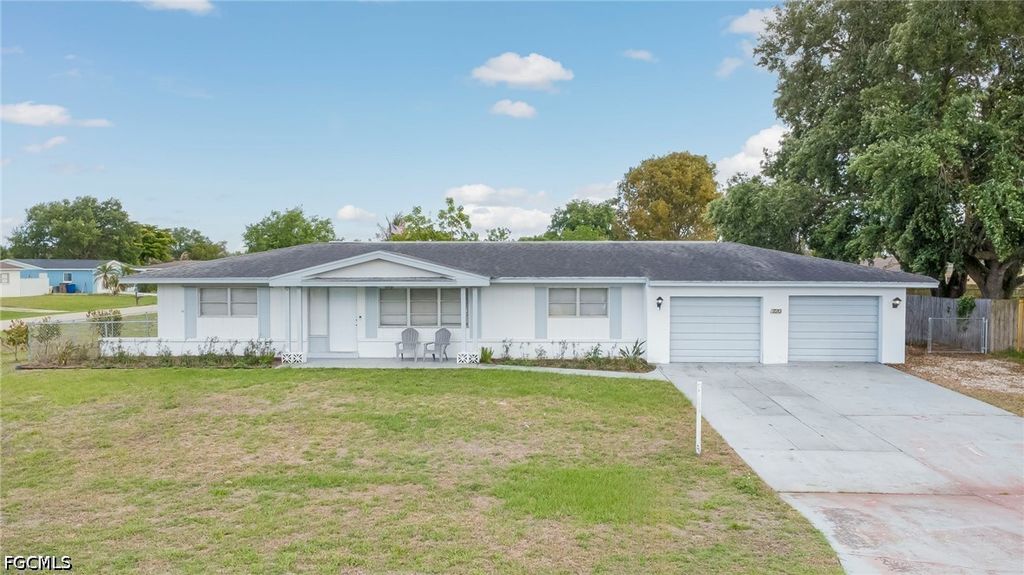 220 Punta Alta CT, Lehigh Acres, FL 33936