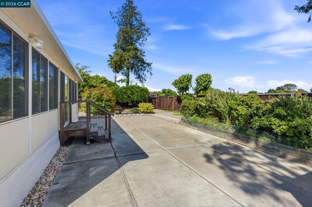 2912 Knoll Dr, Concord, CA 94520