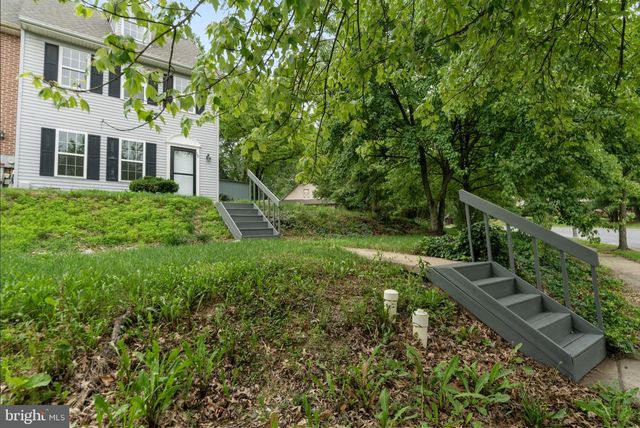 10 PENNWICK DR, Lititz, PA 17543