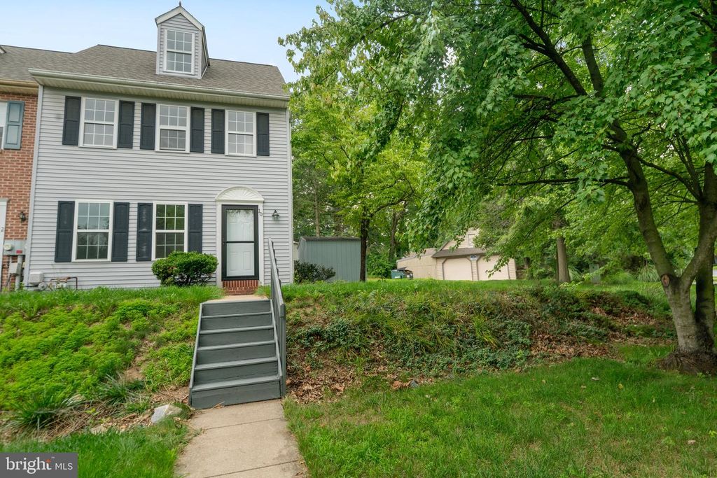 10 PENNWICK DR, Lititz, PA 17543
