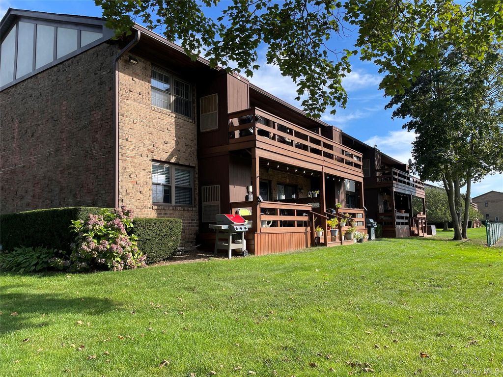 107 Mariners Way, Copiague, NY 11726