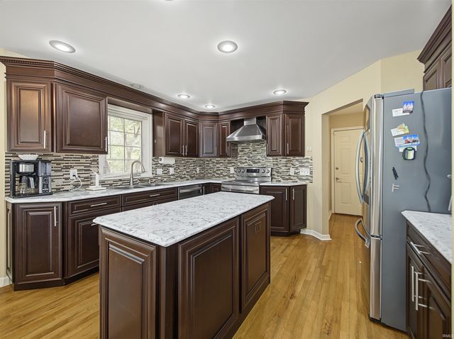 5621 Autumn Ridge Drive, Newburgh, IN 47630