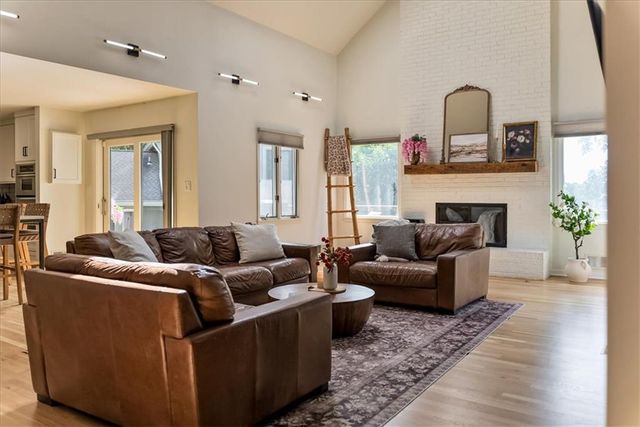12809 Pembroke Circle, Leawood, KS 66209