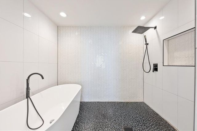 12809 Pembroke Circle, Leawood, KS 66209