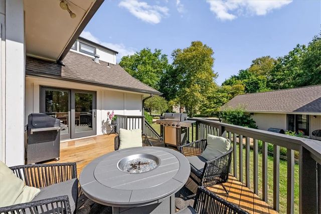 12809 Pembroke Circle, Leawood, KS 66209
