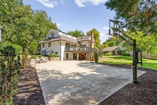 12809 Pembroke Circle, Leawood, KS 66209