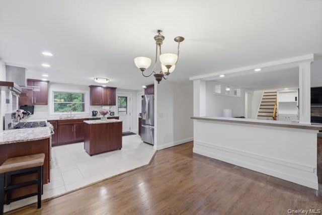 13 Tree Top Lane, Poughkeepsie, NY 12603