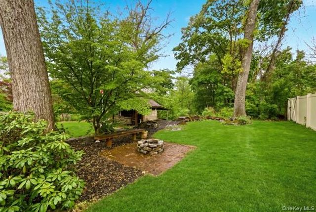 13 Tree Top Lane, Poughkeepsie, NY 12603