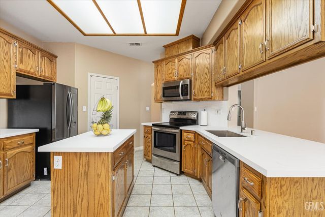 9713 Mona Lisa Lane, Bakersfield, CA 93312