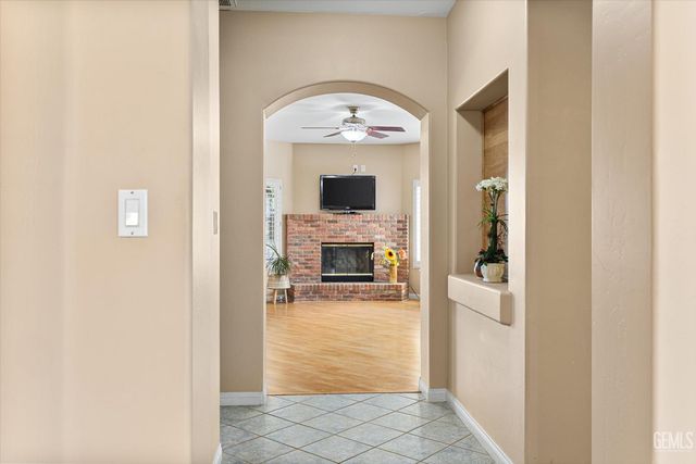 9713 Mona Lisa Lane, Bakersfield, CA 93312