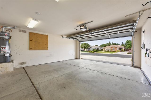 9713 Mona Lisa Lane, Bakersfield, CA 93312