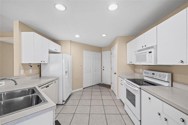 2724 GOLF LAKE DRIVE 26, Plant City, FL 33566