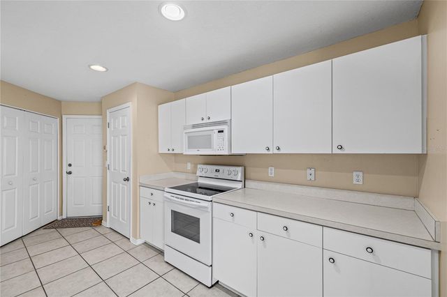 2724 GOLF LAKE DRIVE 26, Plant City, FL 33566
