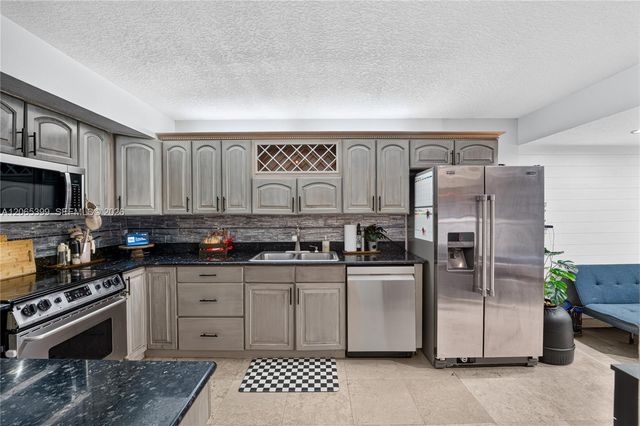 8703 Cleary Boulevard, Plantation, FL 33324