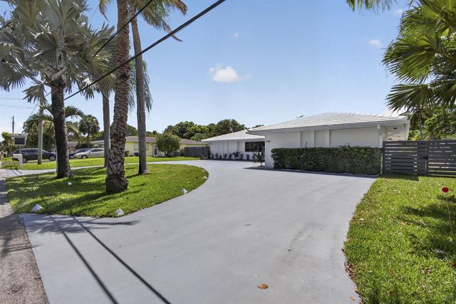 8111 W Lake Drive, Lake Clarke Shores, FL 33406