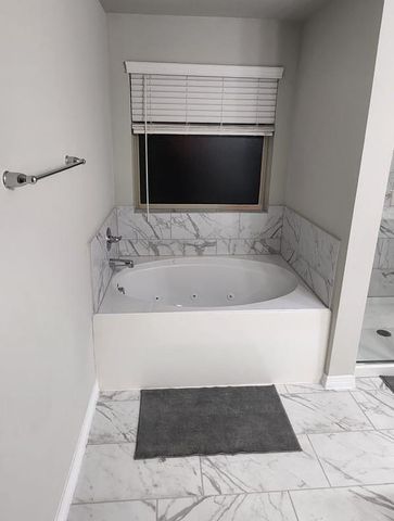 100 Wedgewood Trace Lane, La Porte, TX 77571