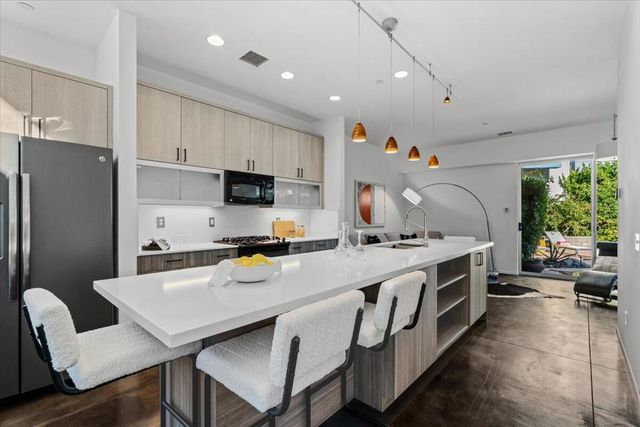 250 Enterprise Way, Palm Springs, CA 92262