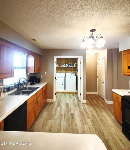 530 Back Valley Rd, Oliver Springs, TN 37840