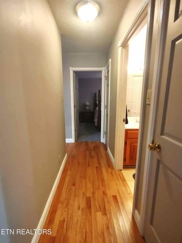 530 Back Valley Rd, Oliver Springs, TN 37840