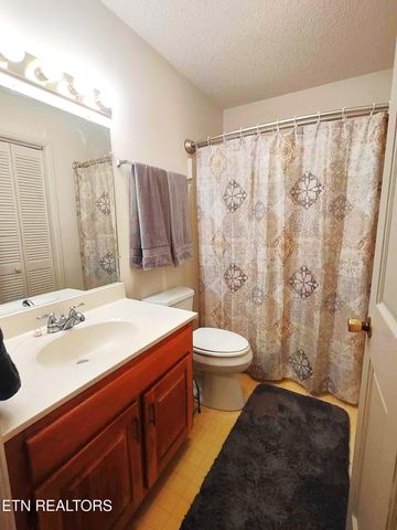 530 Back Valley Rd, Oliver Springs, TN 37840