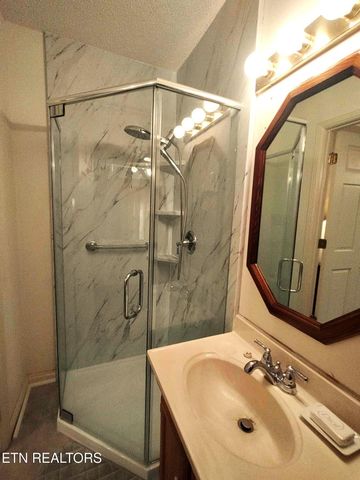 530 Back Valley Rd, Oliver Springs, TN 37840