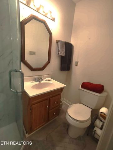 530 Back Valley Rd, Oliver Springs, TN 37840