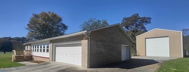 530 Back Valley Rd, Oliver Springs, TN 37840