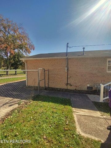 530 Back Valley Rd, Oliver Springs, TN 37840