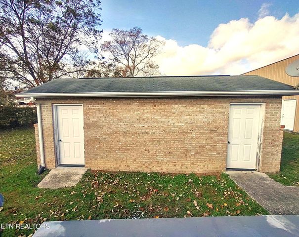 530 Back Valley Rd, Oliver Springs, TN 37840